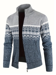 Nahaufnahme der Herren-Strickjacke mit Stehkragen und geometrischem nordischem Muster