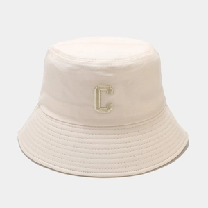 Détail de la broderie de la lettre C sur le chapeau bob en coton beige pour femmes
