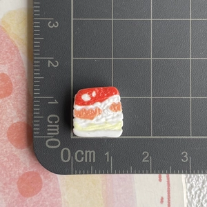 Miniatur-Lebensmittelmodell aus Harz Größenmessung eines kleinen Schichtkuchens auf Matte