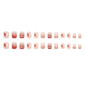 Set unghie finte sfumate rosa con motivo a quadri rossi cuore e decori perle