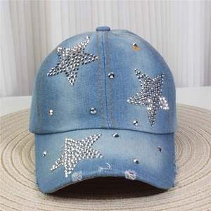 Détails d'une casquette en jean bleu clair avec étoiles en strass et finitions vieillies