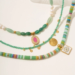 Collana multistrato boho con pietra naturale, perle d'acqua dolce e ciondoli malocchio