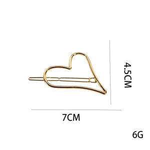 Detailed dimensions of the gold heart-shaped metal hair clip measuring 7cm by 4.5cm
