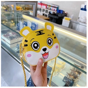 Detail der tigerförmigen gelben PU-Ledertasche für Kinder mit goldener Kettenriemen