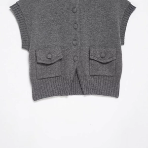 Gilet en tricot gris foncé pour femme avec boutons fonctionnels et poches à rabat latérales
