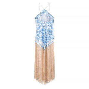 Robe dos nu à imprimé bleu et blanc avec de longues franges beiges et un fini satiné