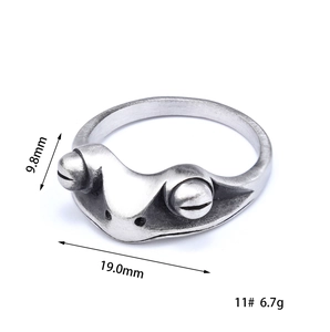 Macro view of vintage silver frog ring showing dimensions 9.8mm width and 19.0mm diameter