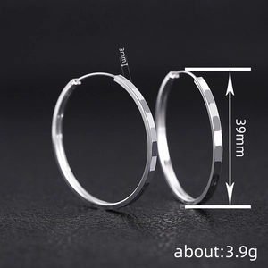 Makroaufnahme von Y2K Silber-Creolen mit Rautenmuster-Textur, 39 mm Durchmesser