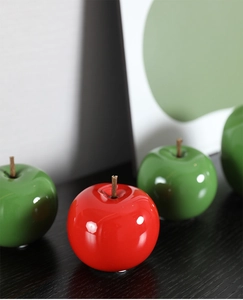 Détail de pommes décoratives en céramique brillante avec finition polie et tiges en bois