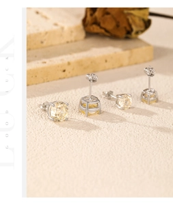 Détails macro des boucles d'oreilles en argent S925 avec pierres jaunes et fermoir papillon
