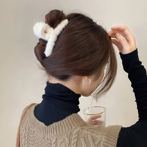 Pince à cheveux élégante en peluche pour femmes, accessoire en fausse fourrure blanc crème