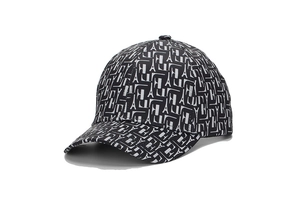 Gros plan détaillé d'une casquette de baseball avec un imprimé monogramme noir et blanc