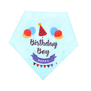 Pañuelo azul claro de cumpleaños para mascotas con estampados de globos y gorros en blanco