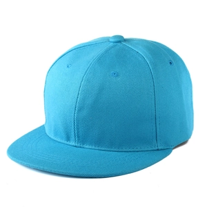 Dettaglio del cappello hip hop blu acceso con visiera piatta e trama in cotone twill