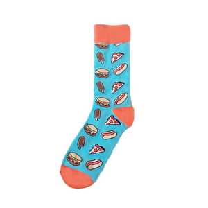 Détail de chaussette bleu clair avec motifs de dessins animés burger et pizza