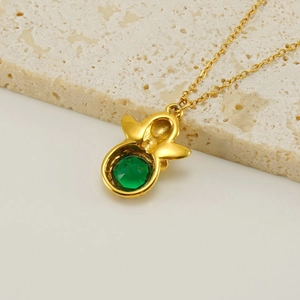 18k vergulde titanium stalen halsketting met groene zirkoon hanger op witte steen