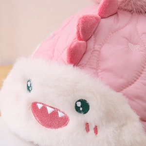 Detalle del gorro de dinosaurio rosa acolchado con borde de felpa y bordado de corazón