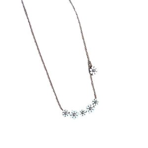 Collana minimalista in acciaio al titanio con cinque ciondoli a fiore bianco e oro