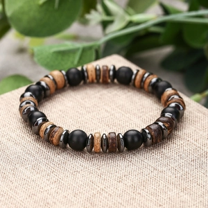 Boheems herenarmband met kokosnootschaal en zwarte matte kralen op linnen ondergrond
