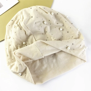 Bonnet en tricot beige pour femmes orné de perles blanches et de clous argentés tendance