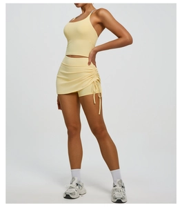 Detail eines hochelastischen zitronengelben Sportsets mit Rock mit Kordelzug und Weste