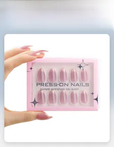 Vue détaillée des faux ongles dégradés rose nacré dans leur boîte d'emballage