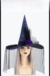 Détail du chapeau de sorcière gothique avec fleurs en soie violettes, plumes noires et voile