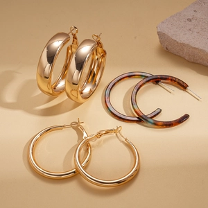 Set of 3 geometric hoops featuring polished gold metal and tortoiseshell acetate rings