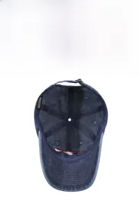 Vue détaillée de l'intérieur d'une casquette en coton montrant l'étiquette et la couture