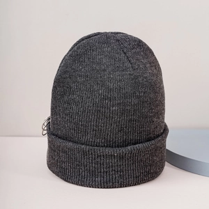 Vue détaillée du bonnet en maille côtelée gris foncé avec anneaux métalliques argentés