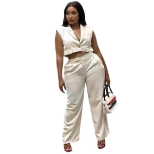 Conjunto blanco de dos piezas con chaleco sin mangas y pantalones de pierna ancha elegante