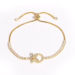 Vue détaillée d'un bracelet ajustable plaqué or avec fleur en zircon et éléments ronds