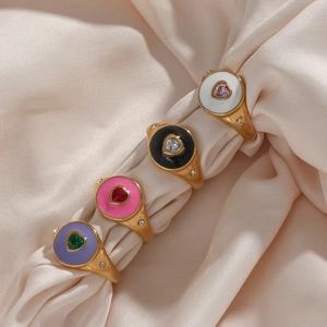 Quatre bagues vintage en acier plaqué or 18K avec émail en cœur et pierres de zircon