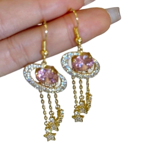 Boucles d'oreilles dorées style vintage avec pierre rose ovale et pendentif planète