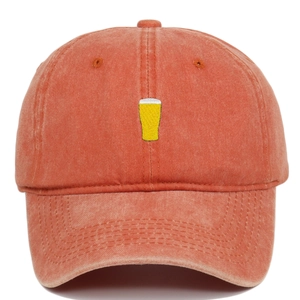 Détail de la broderie de chope de bière sur une casquette de baseball en coton délavé