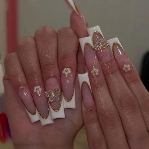 Faux ongles carrés extra longs avec paillettes roses, French tips et papillon en 3D
