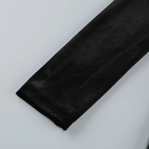 Gros plan détaillé du tissu en velours noir montrant une texture douce et brillante