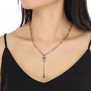 Détail du collier pendentif cœur argenté avec chaîne trombone élégante sur un modèle