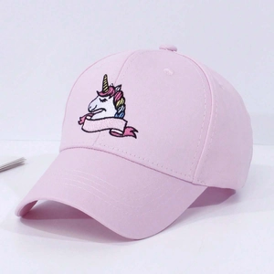 Detail der süßen Einhorn-Stickerei auf der rosa Baumwoll-Baseballkappe für Kinder