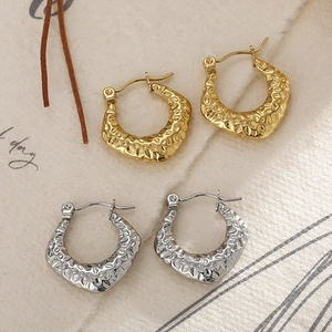 Vintage C-shaped hammered metal earrings in 18k gold and silver for women