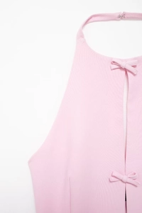 Detail des rosa Neckholder-Tops mit Schleifendekoration und Twill-Gewebe