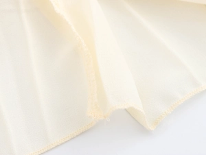 Vista macro dettagliata della trama del pizzo beige e cuciture professionali dell'orlo