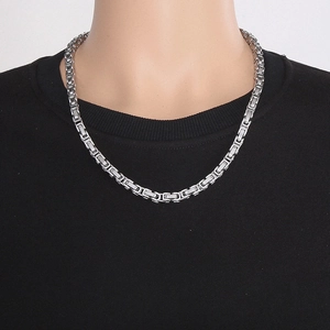 Détail d'une chaîne royale argentée de 6mm d'épaisseur et 60cm de long sur t-shirt