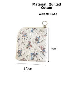 Détail du porte-monnaie en coton matelassé avec motifs cartoon et zip argenté