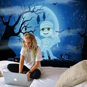 Detail van Halloween wandkleed met mummie en pompoen op een donkerblauwe muur