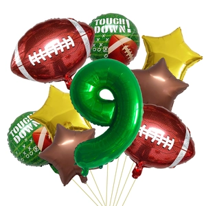 Dettaglio set compleanno football con grande numero 9 verde e palloncini in alluminio