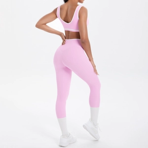 Rückansicht des rosa Yoga-Sets mit rückenfreiem Sport-BH und High-Waist-Leggings