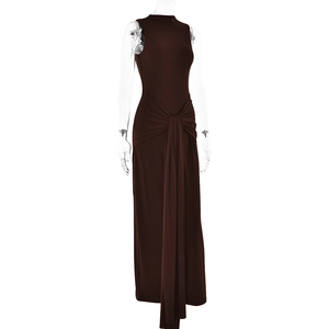 Détail d'une robe longue sans manches marron foncé avec nœud à la taille et plis élégants