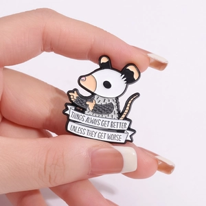 Punk-Opossum-Emaille-Anstecker mit Spruch Things Always Get Better Unless They Get Worse