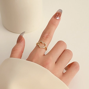 Minimalist gold heart ring with micro-p鑲 zircon stones on a model's hand